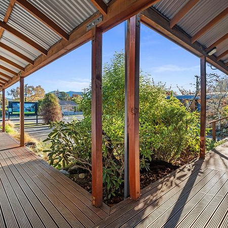 Tasman Holiday Parks - Te Anau Luaran gambar The deck at the front of the house