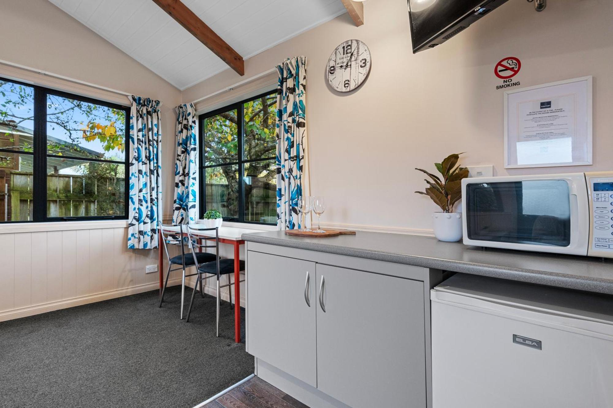 Tasman Holiday Parks - Te Anau Luaran gambar The kitchen at the hostel