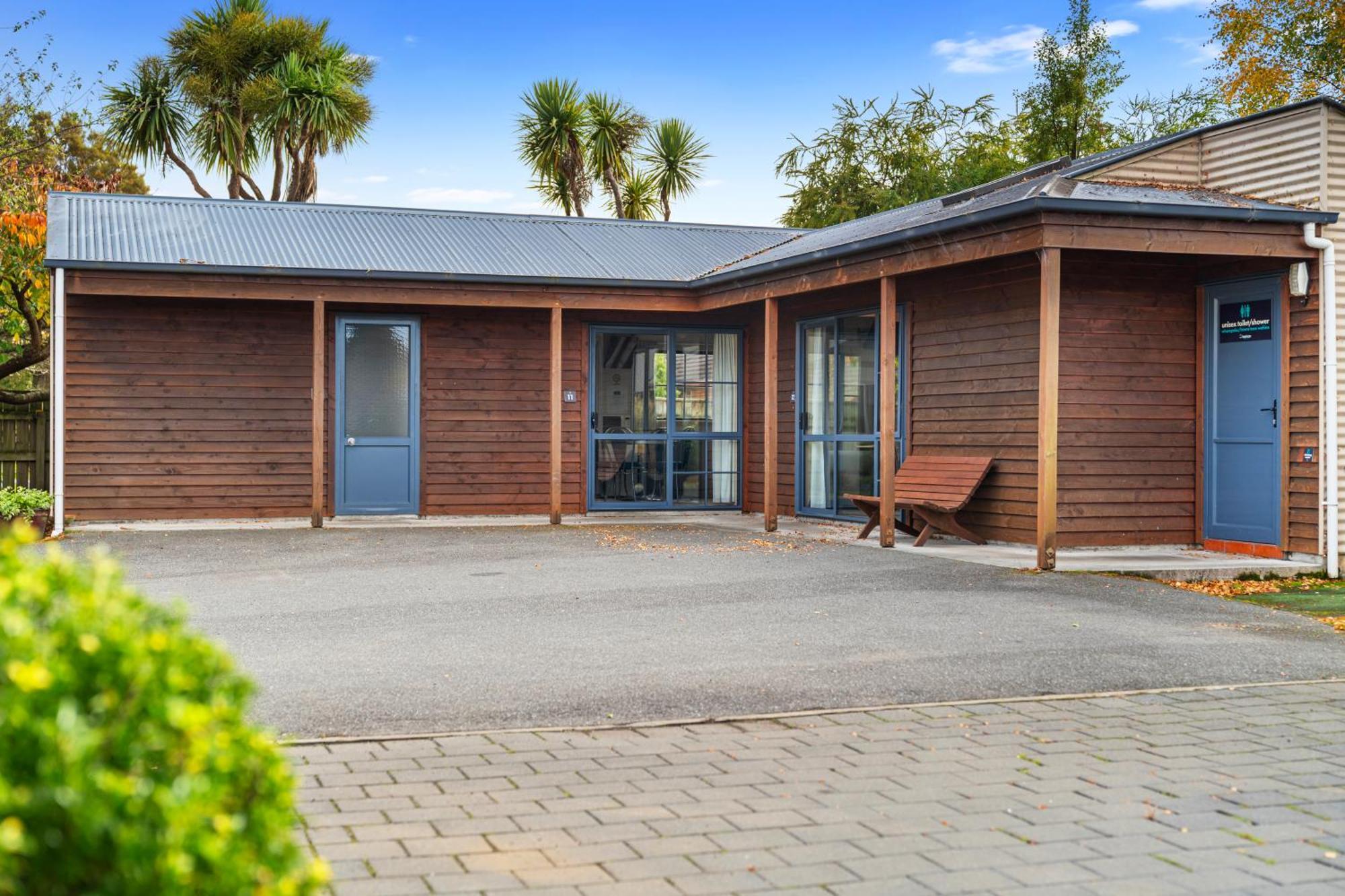 Tasman Holiday Parks - Te Anau Luaran gambar The entrance to the school's library