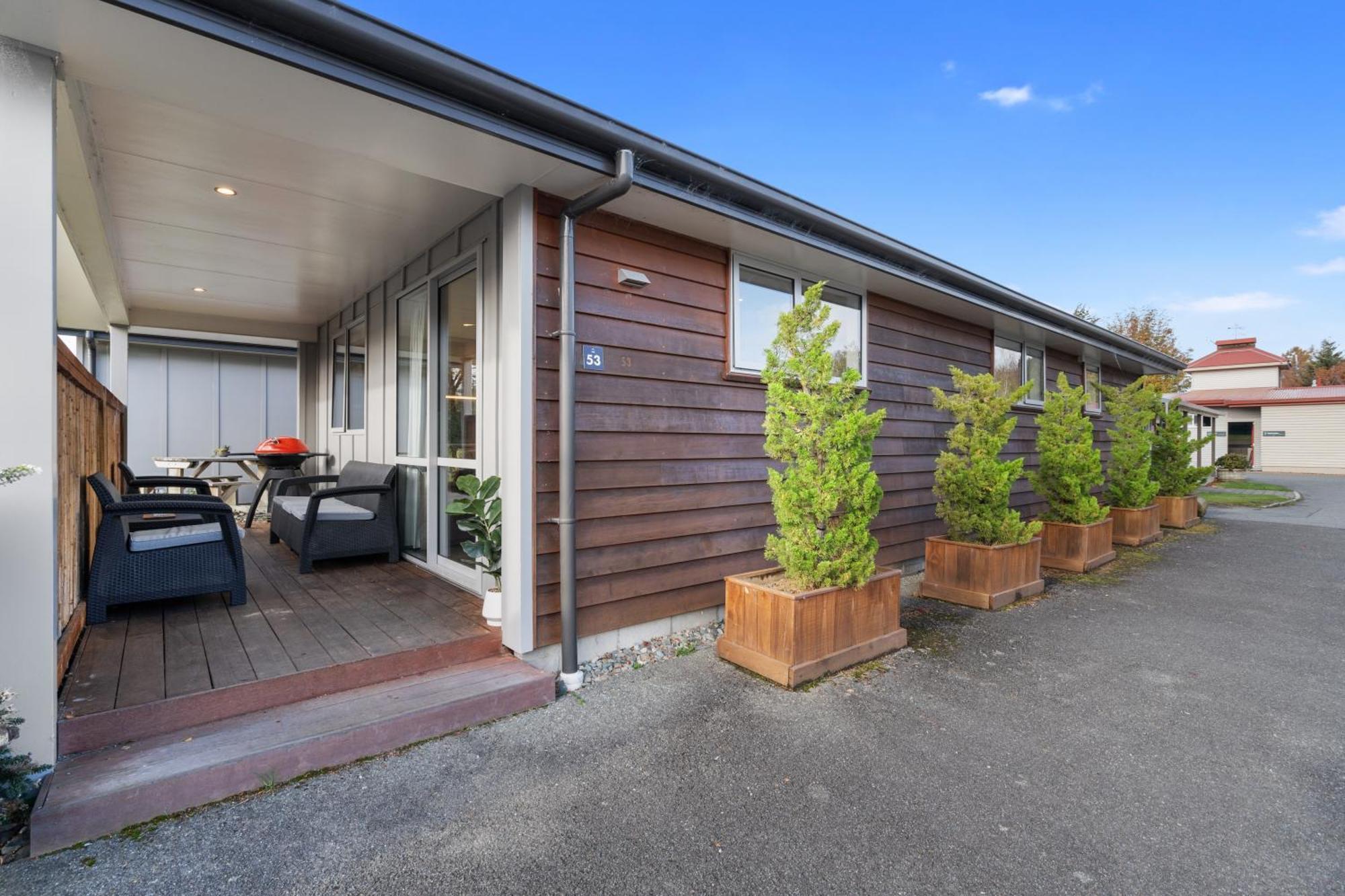 Tasman Holiday Parks - Te Anau Luaran gambar A typical villa at the park