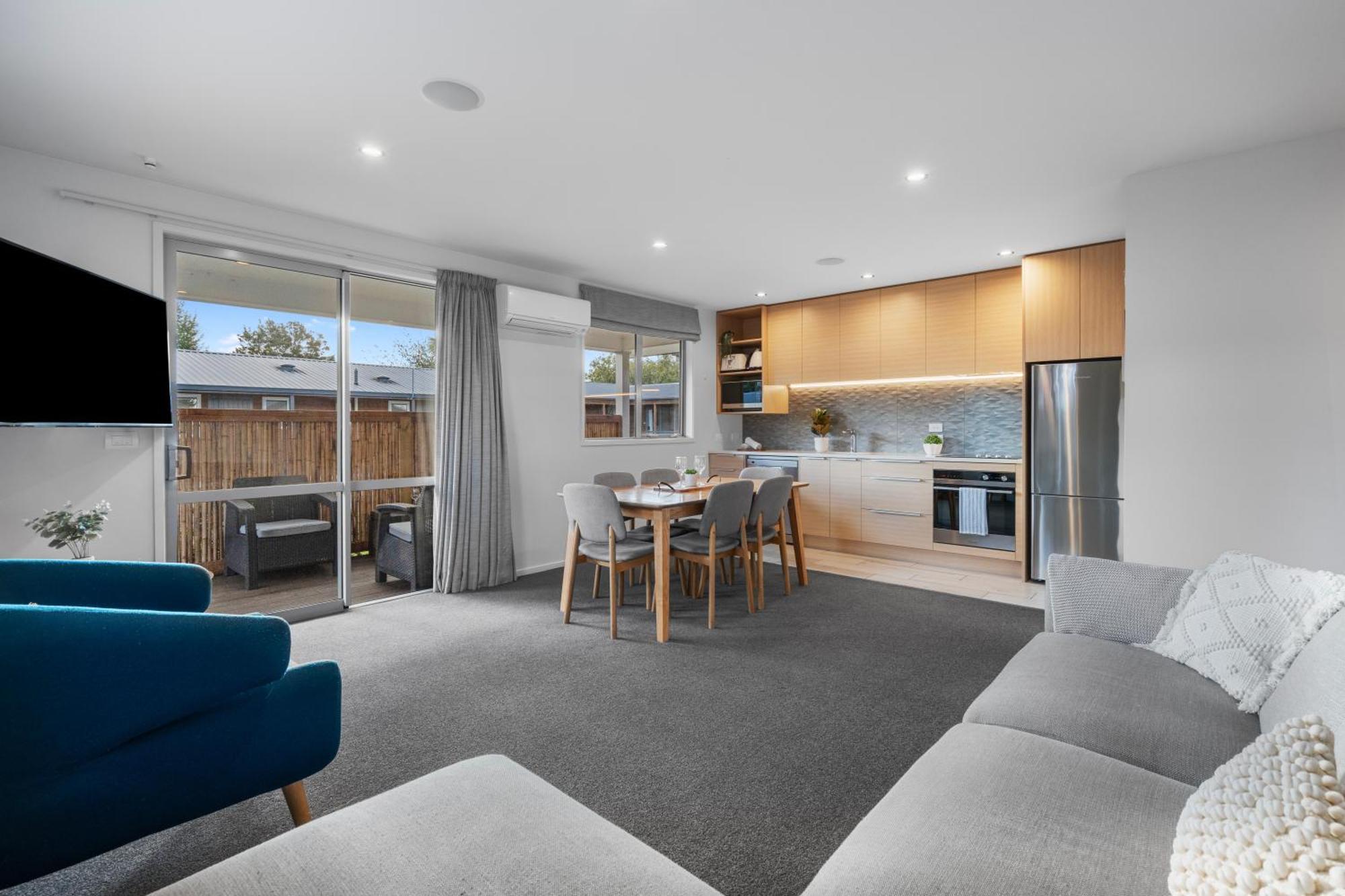 Tasman Holiday Parks - Te Anau Luaran gambar A staged apartment at the Village