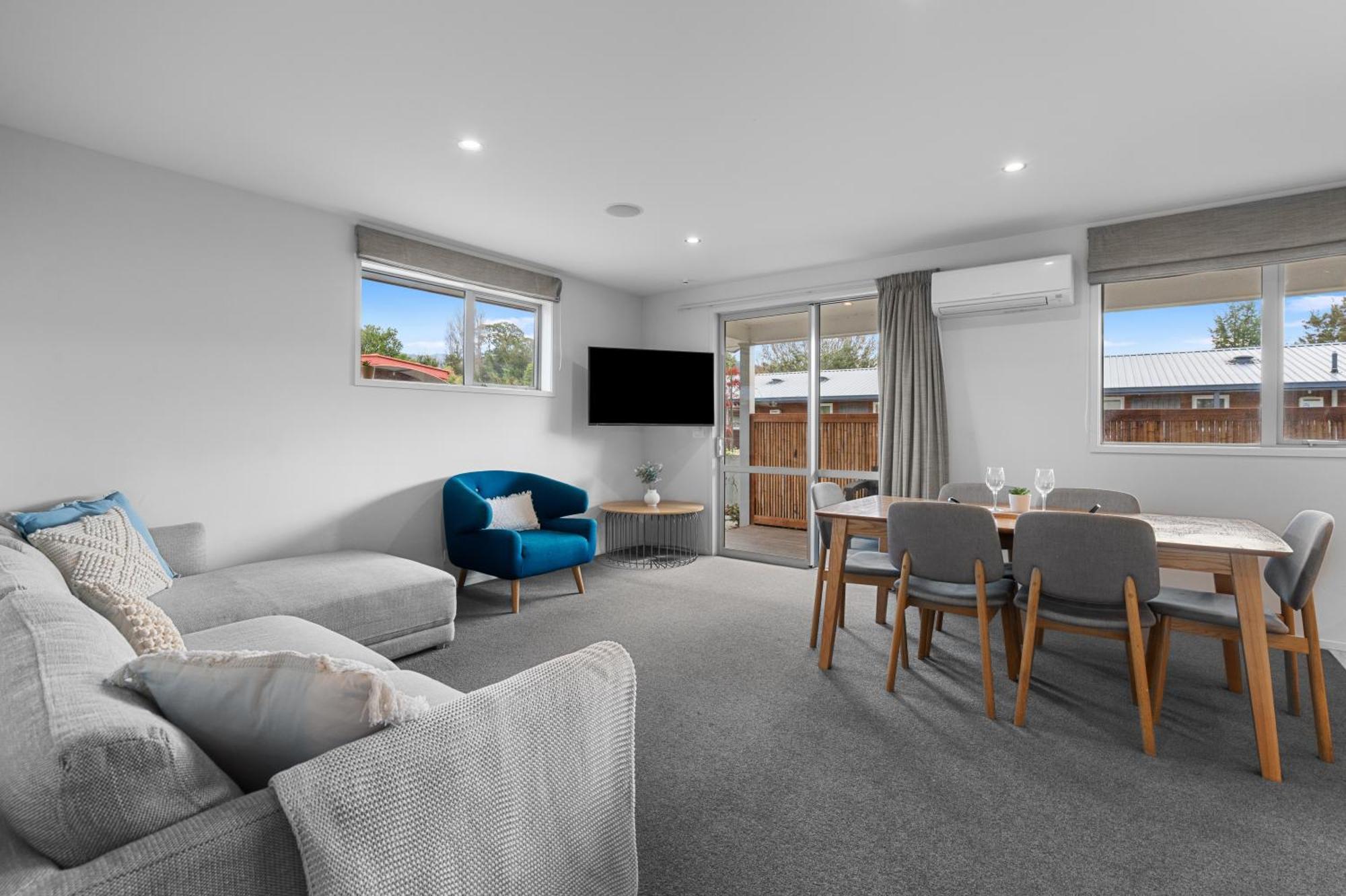 Tasman Holiday Parks - Te Anau Luaran gambar A staged living room