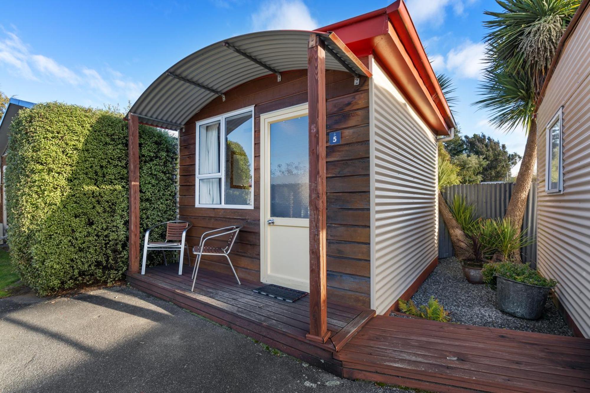 Tasman Holiday Parks - Te Anau Luaran gambar A bach in Wellington, New Zealand