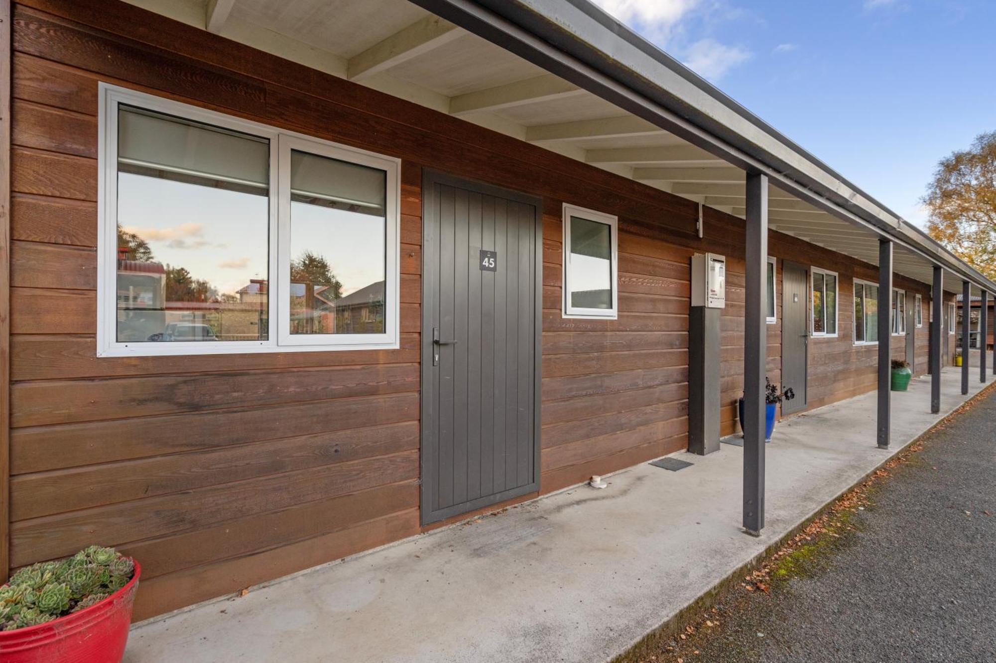 Tasman Holiday Parks - Te Anau Luaran gambar The exterior of the hostel