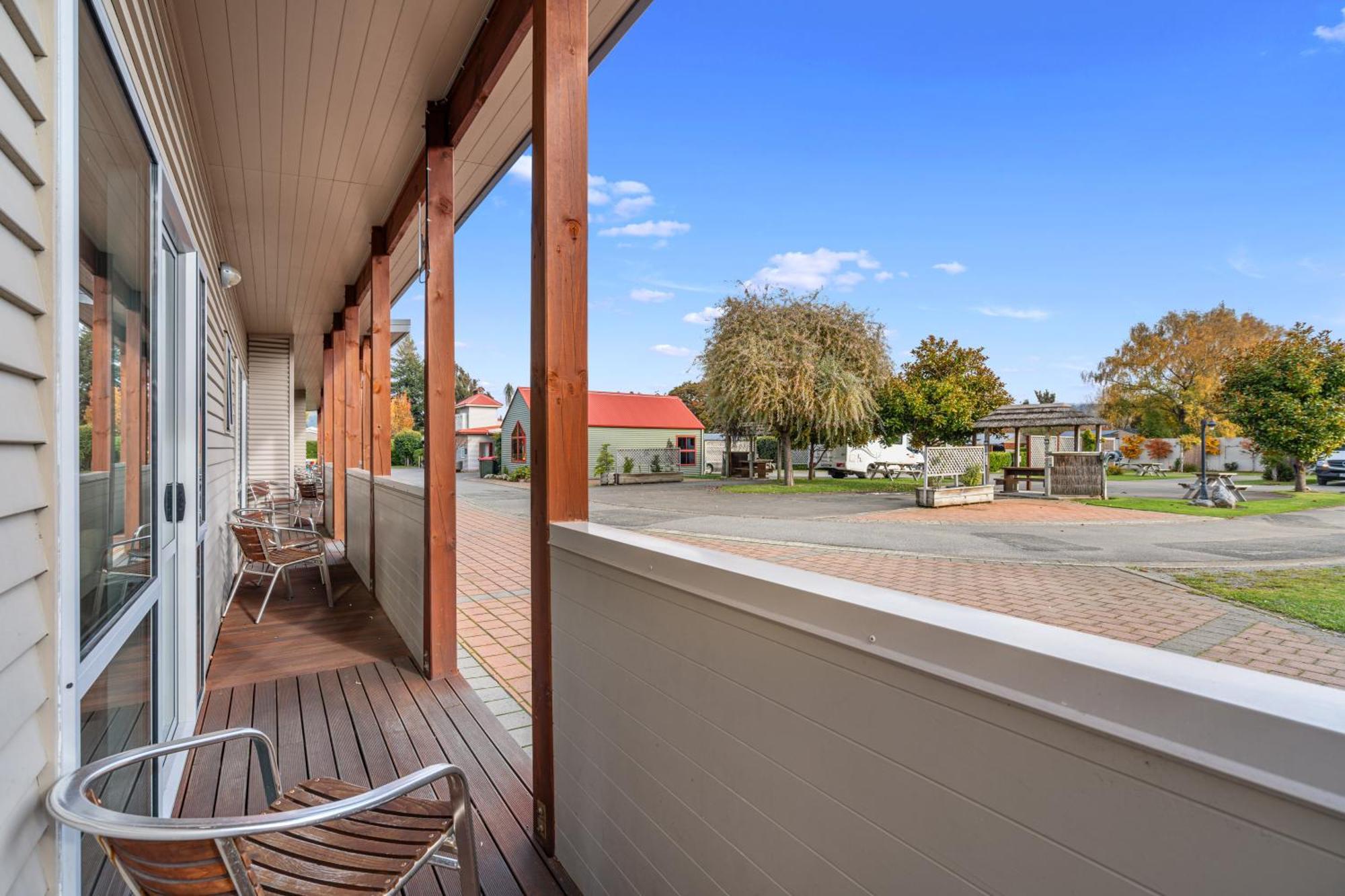 Tasman Holiday Parks - Te Anau Luaran gambar The deck of a one-bedroom apartment at the hotel