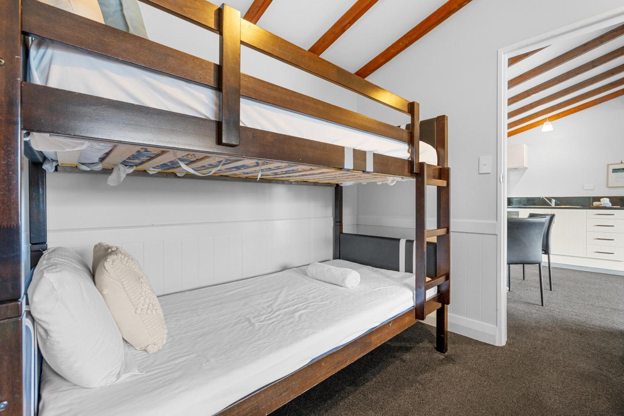 Tasman Holiday Parks - Te Anau Luaran gambar Bunk beds in a motel
