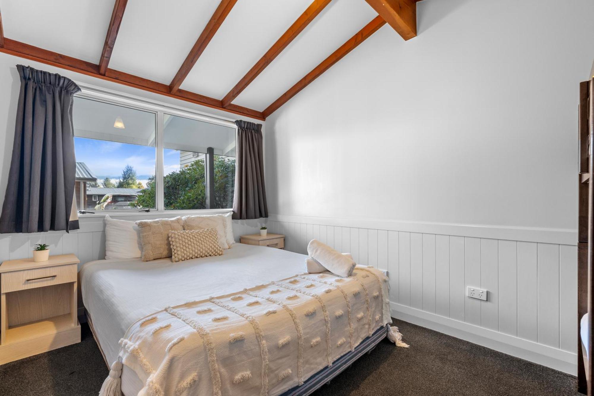 Tasman Holiday Parks - Te Anau Luaran gambar A bedroom with a high ceiling