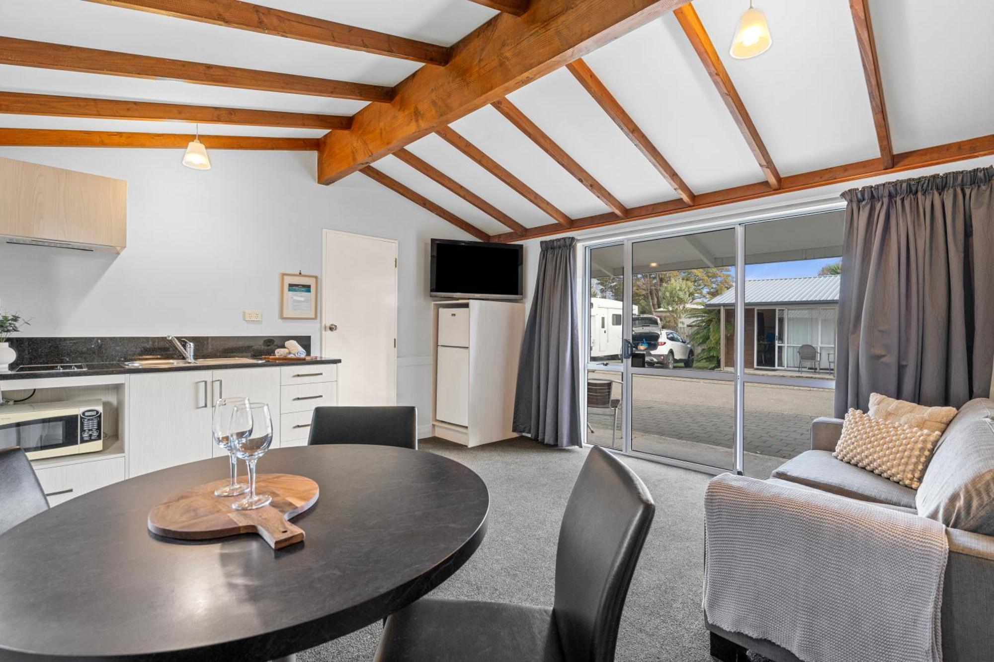 Tasman Holiday Parks - Te Anau Luaran gambar A typical two bedroom apartment