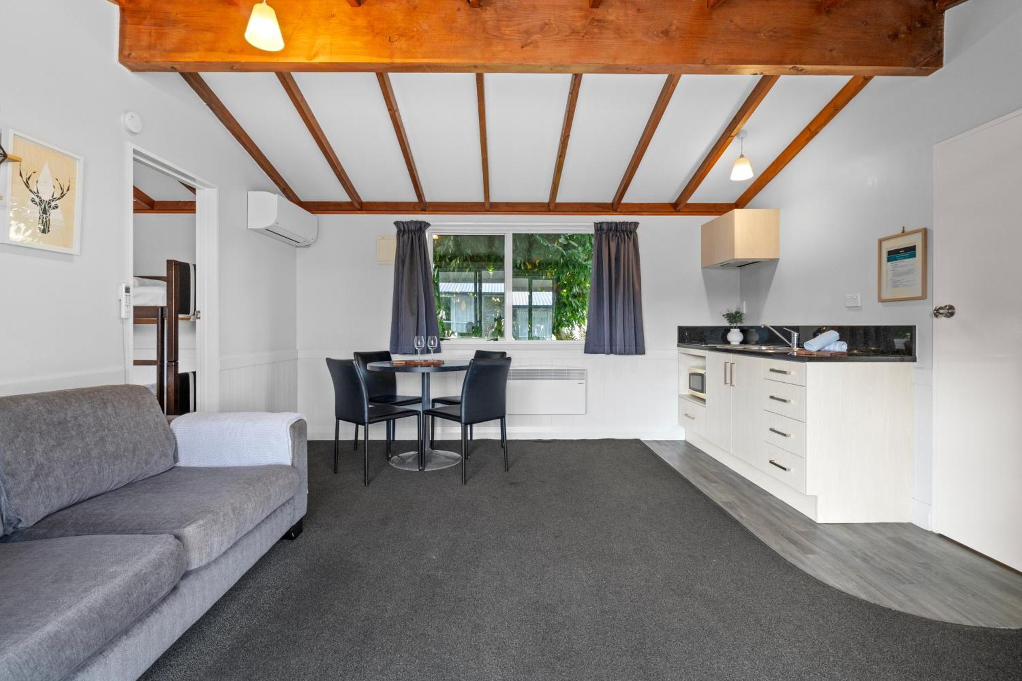 Tasman Holiday Parks - Te Anau Luaran gambar A typical studio apartment