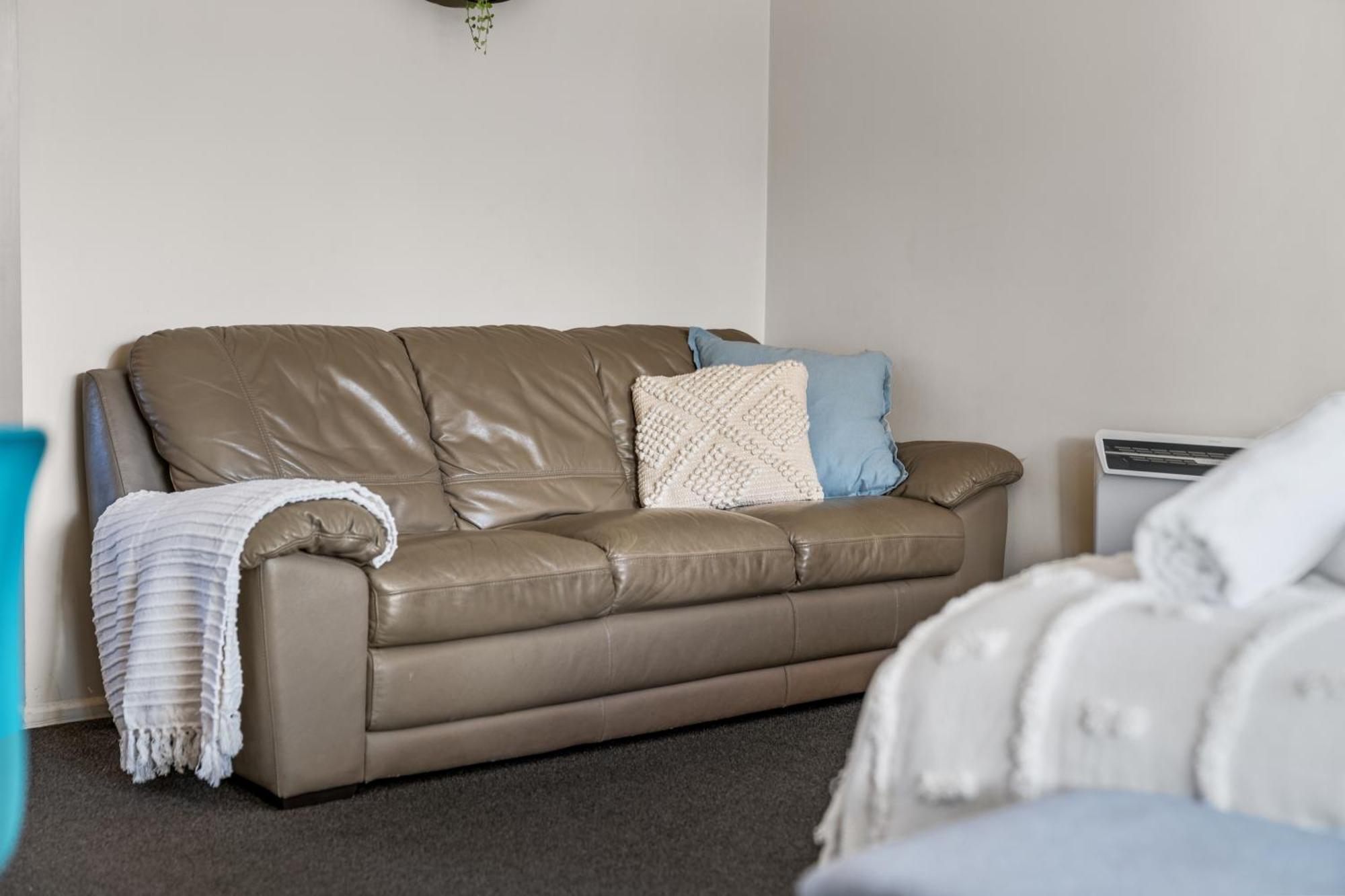 Tasman Holiday Parks - Te Anau Luaran gambar A leather sofa