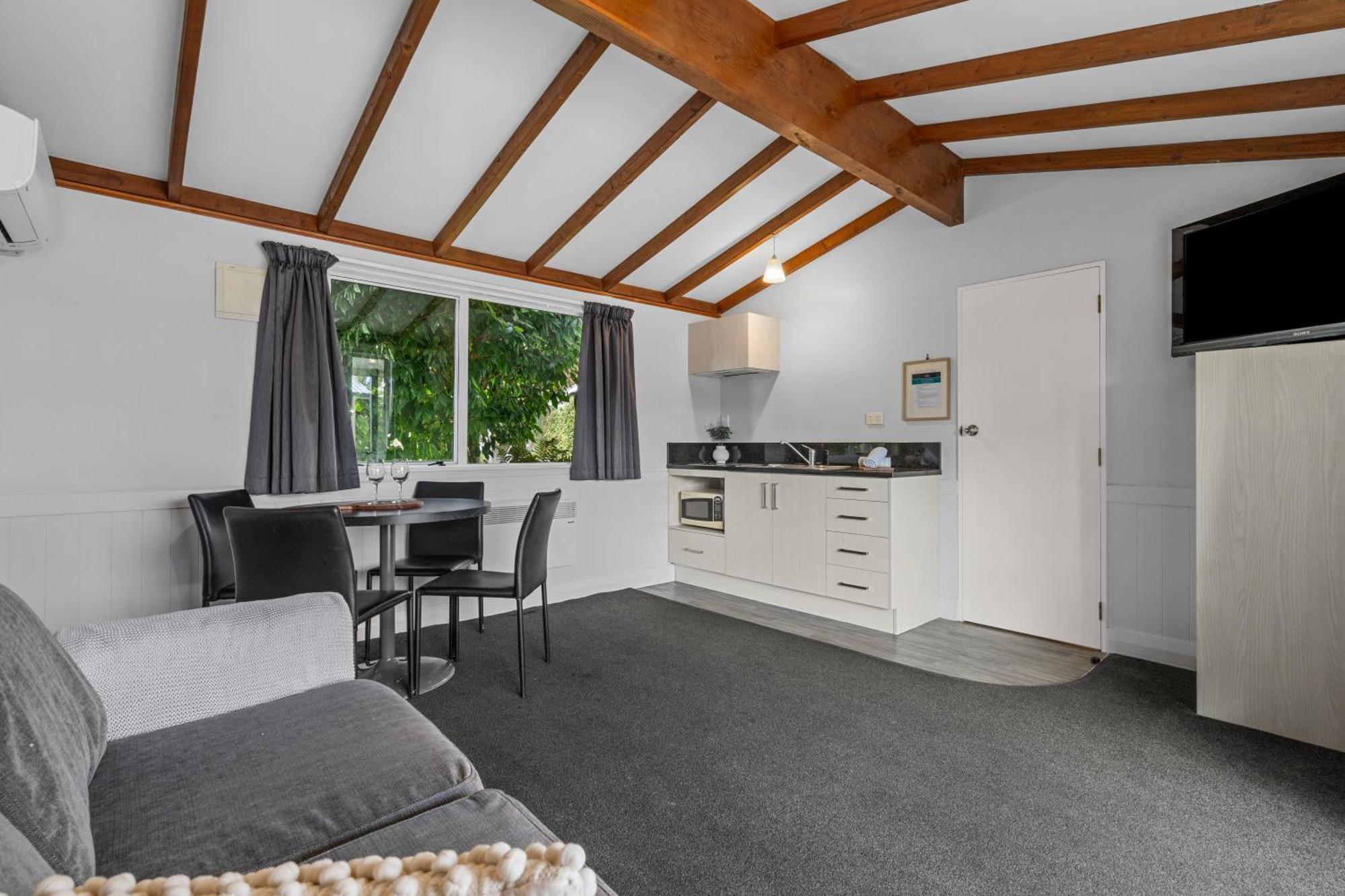Tasman Holiday Parks - Te Anau Luaran gambar A typical studio apartment