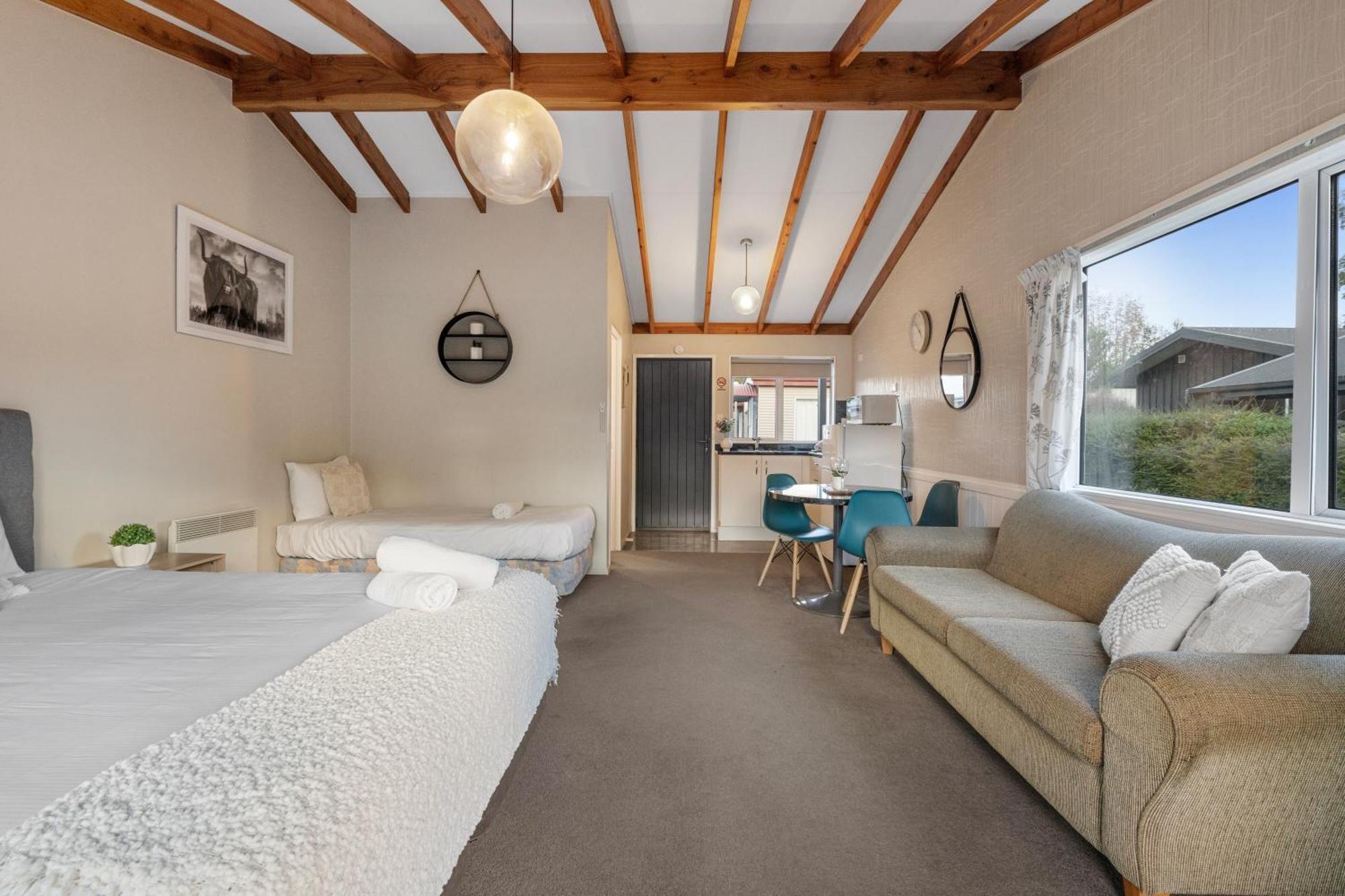 Tasman Holiday Parks - Te Anau Luaran gambar A typical studio apartment
