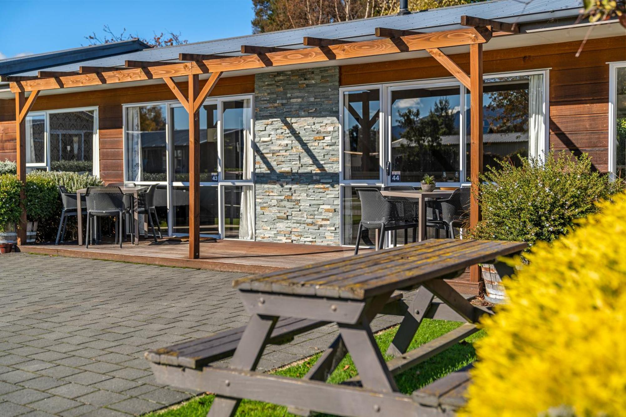 Tasman Holiday Parks - Te Anau Luaran gambar The cafe at the visitor centre