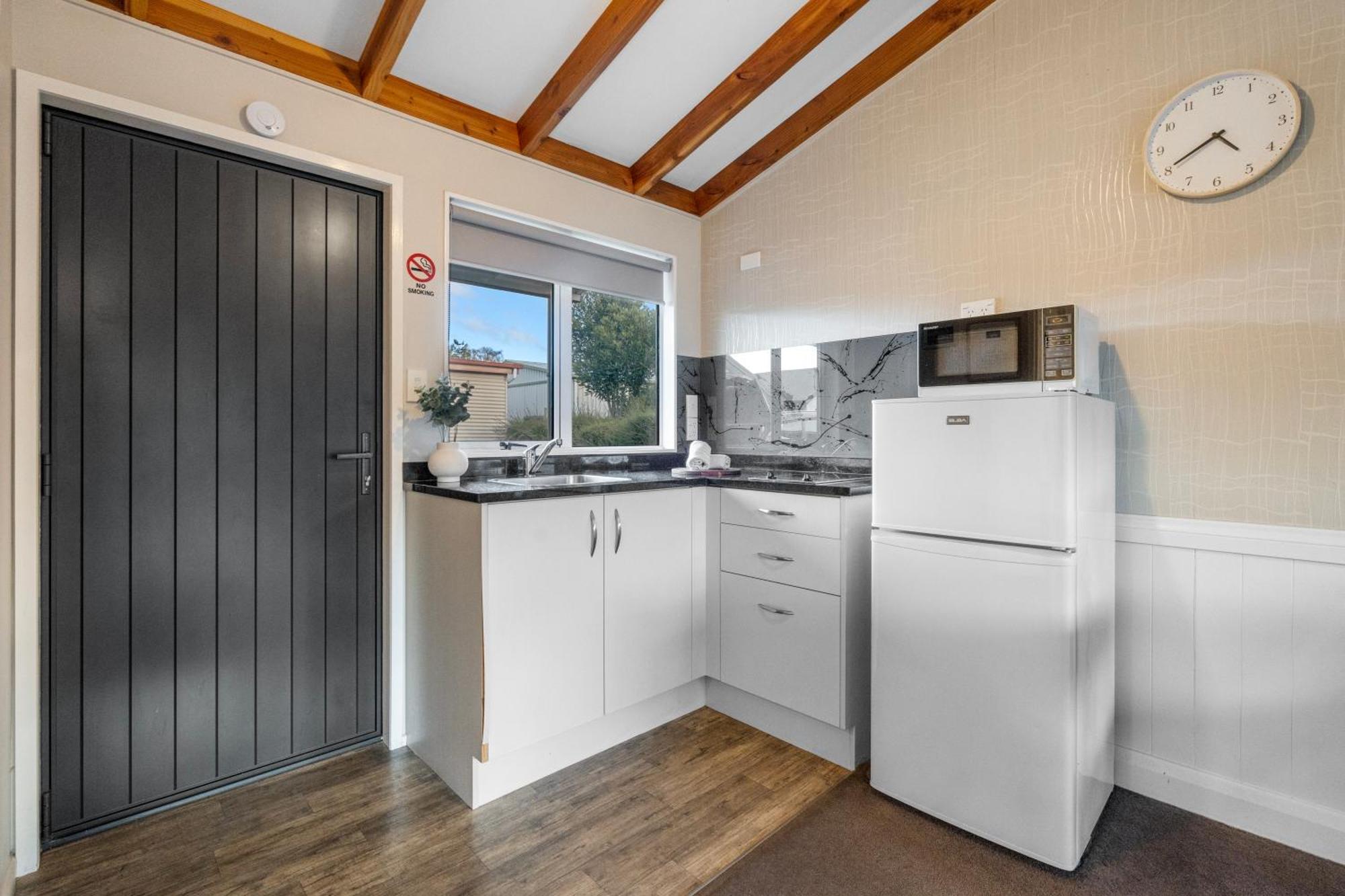 Tasman Holiday Parks - Te Anau Luaran gambar A kitchen in a motel