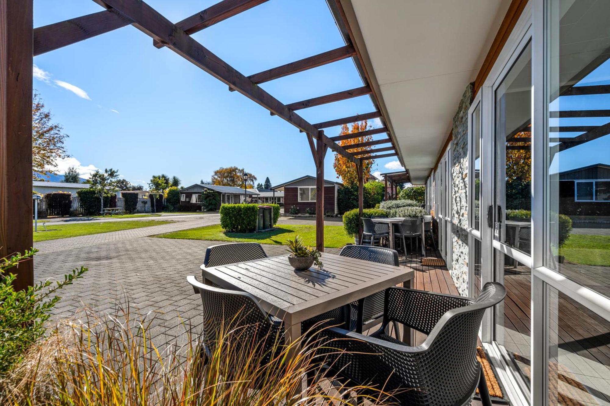 Tasman Holiday Parks - Te Anau Luaran gambar The Village at The Lakes College