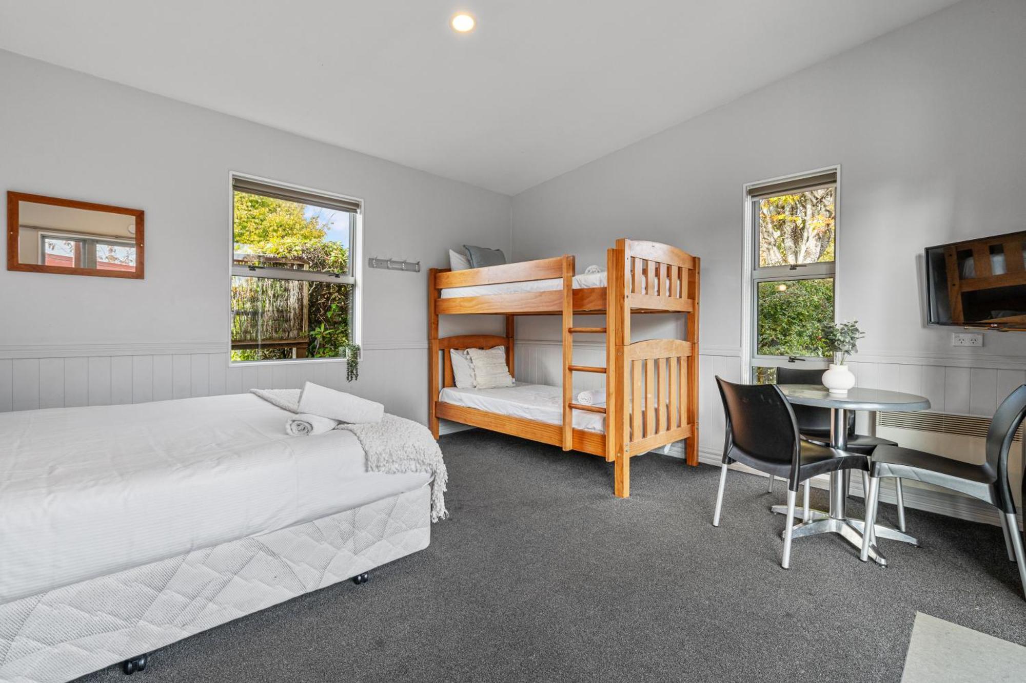 Tasman Holiday Parks - Te Anau Luaran gambar A typical studio room at a backpackers' hostel in Dunedin, New Zealand