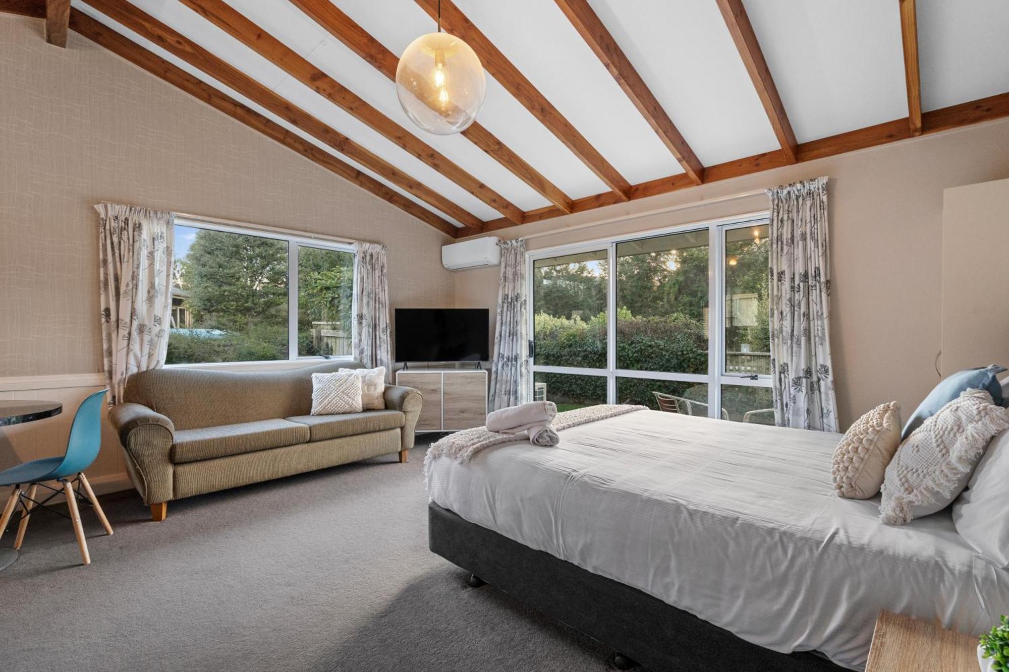 Tasman Holiday Parks - Te Anau Luaran gambar A bedroom in a house