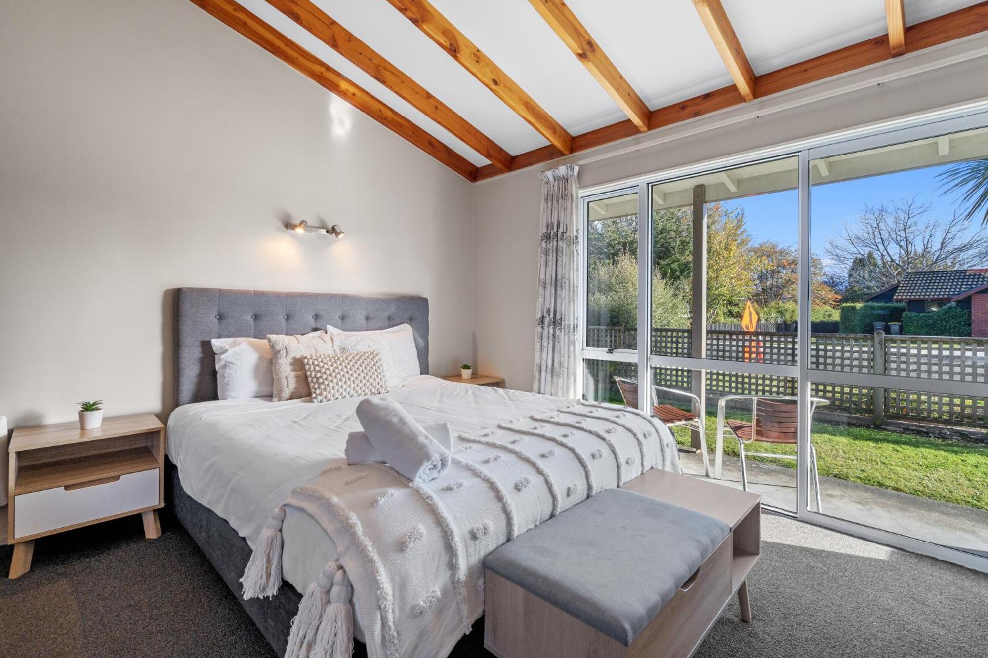 Tasman Holiday Parks - Te Anau Luaran gambar A bedroom with a high ceiling