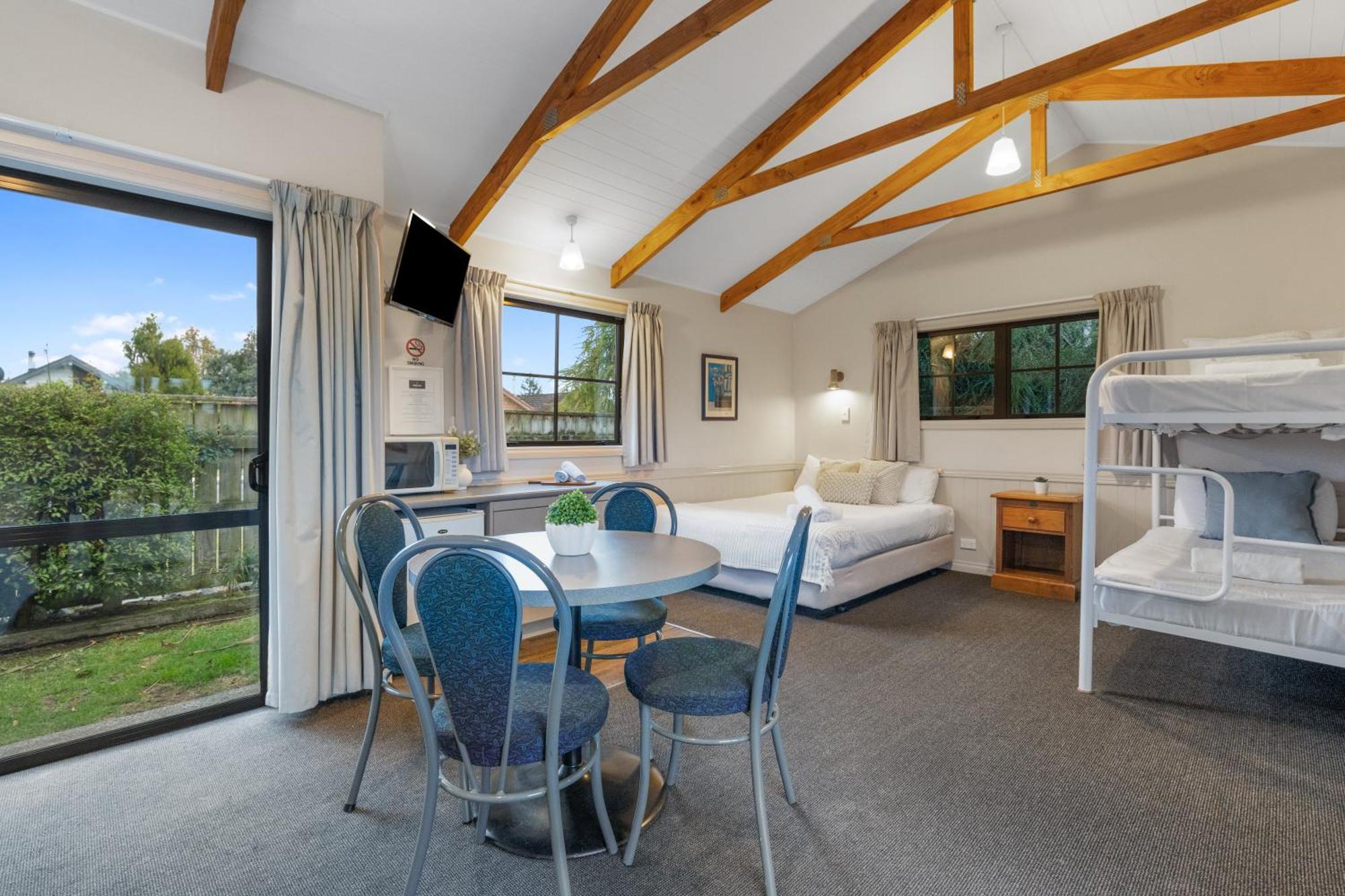 Tasman Holiday Parks - Te Anau Luaran gambar A typical studio apartment