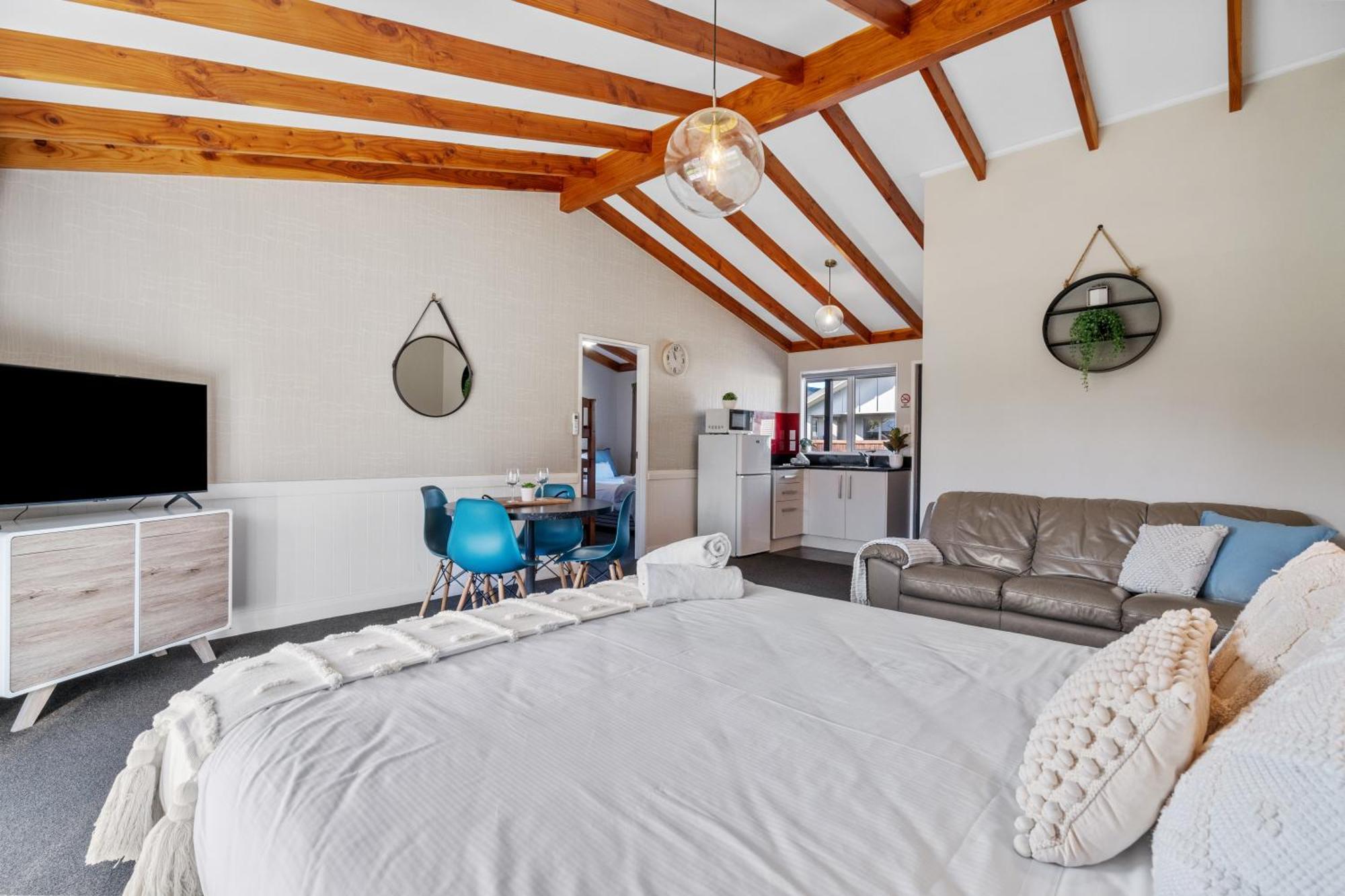 Tasman Holiday Parks - Te Anau Luaran gambar A studio apartment in New Zealand
