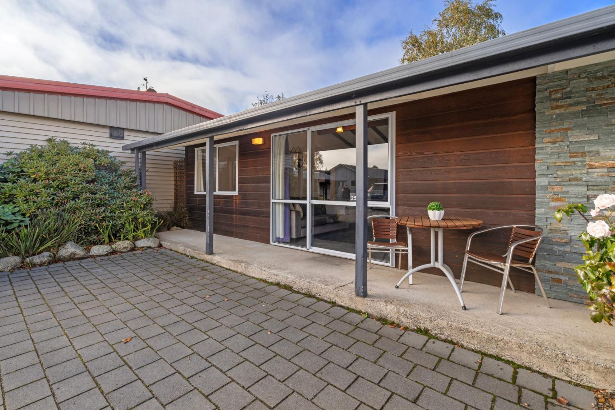Tasman Holiday Parks - Te Anau Luaran gambar A typical villa at the retirement village