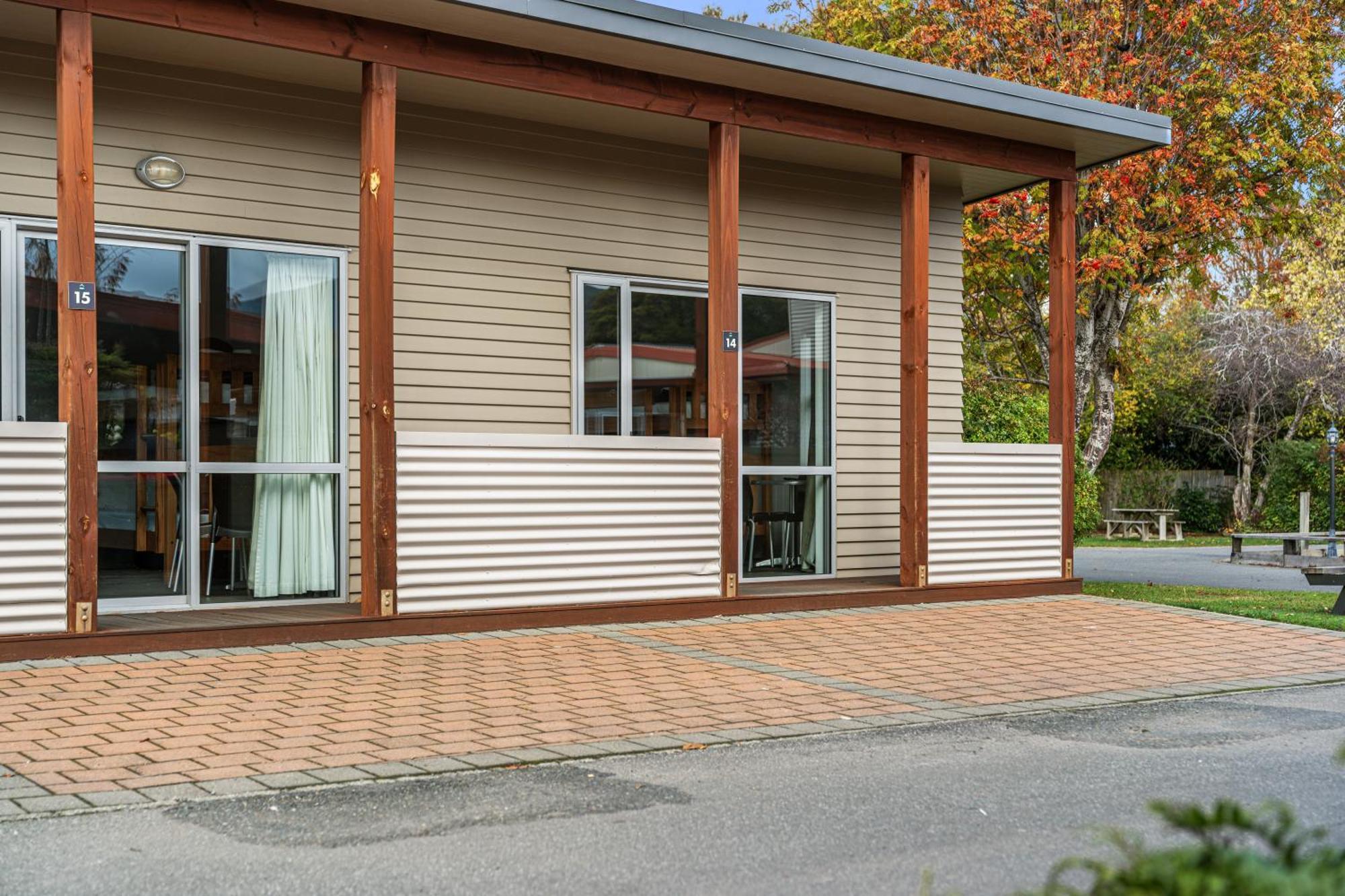 Tasman Holiday Parks - Te Anau Luaran gambar A typical motel room