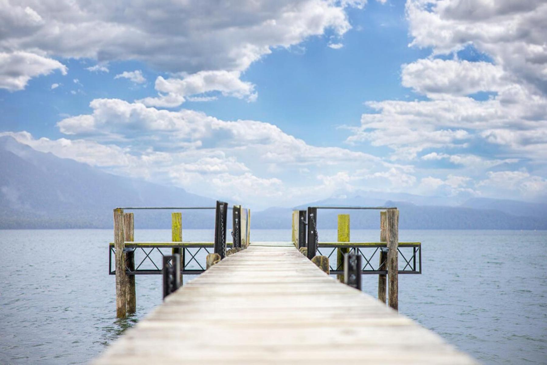 Tasman Holiday Parks - Te Anau Luaran gambar The pier at the lake
