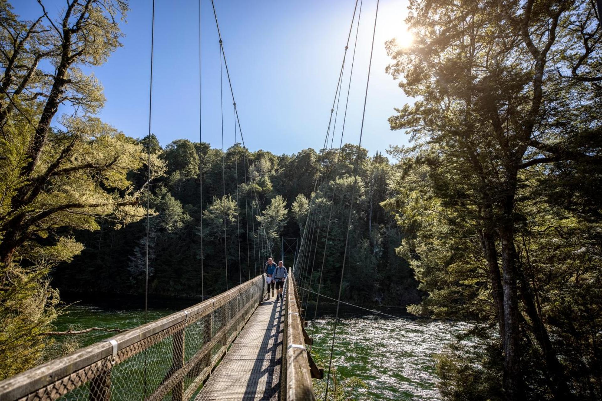 Tasman Holiday Parks - Te Anau Luaran gambar Swing bridge over the Heaphy River