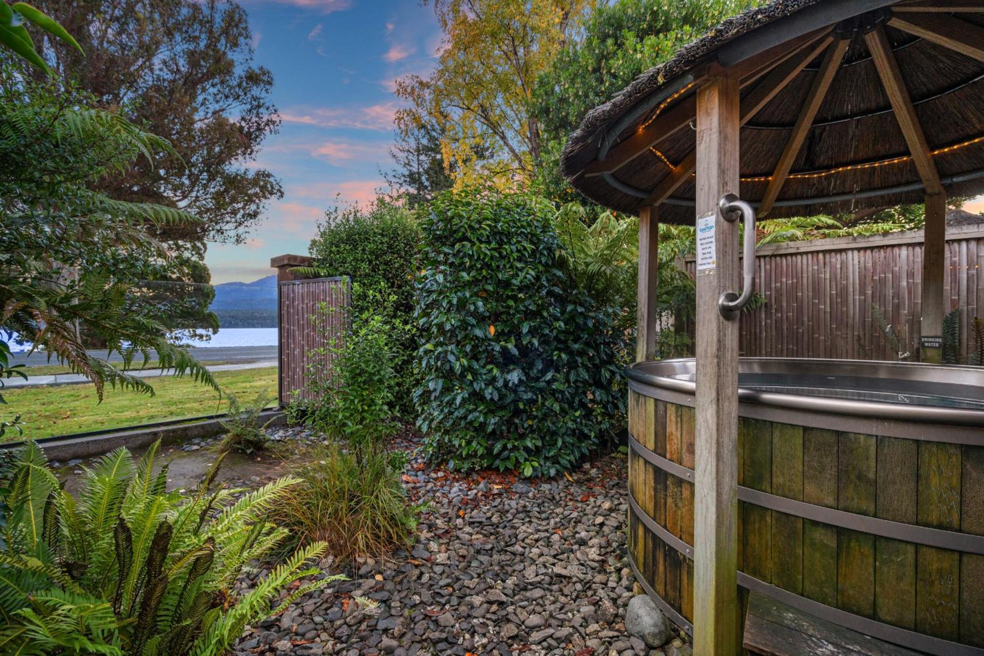 Tasman Holiday Parks - Te Anau Luaran gambar Hot Tub at the Lake