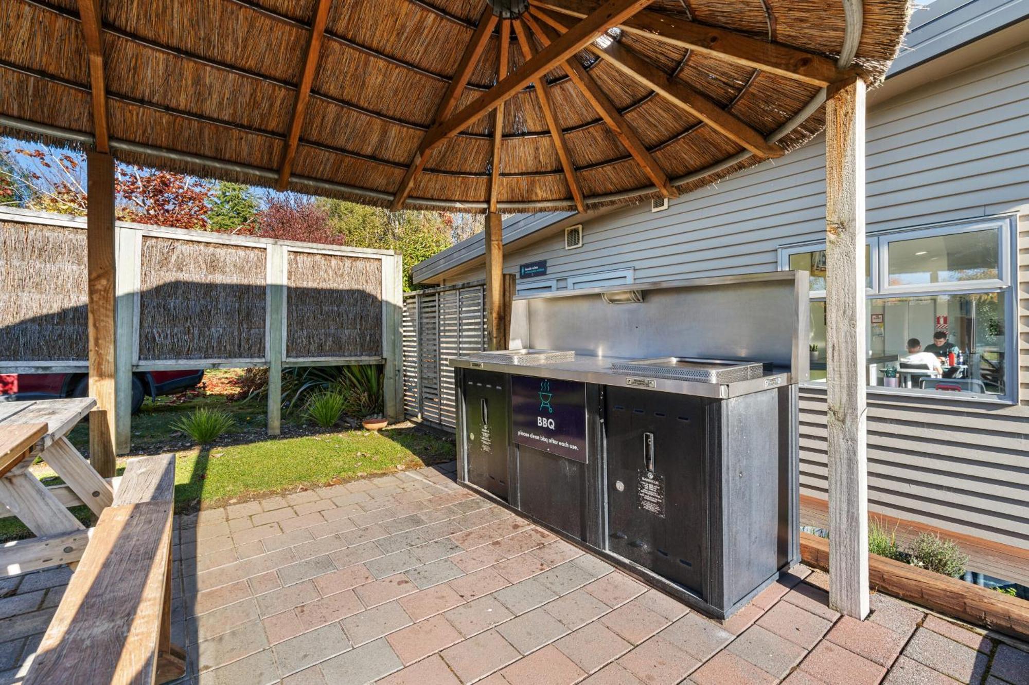 Tasman Holiday Parks - Te Anau Luaran gambar Outdoor kitchen