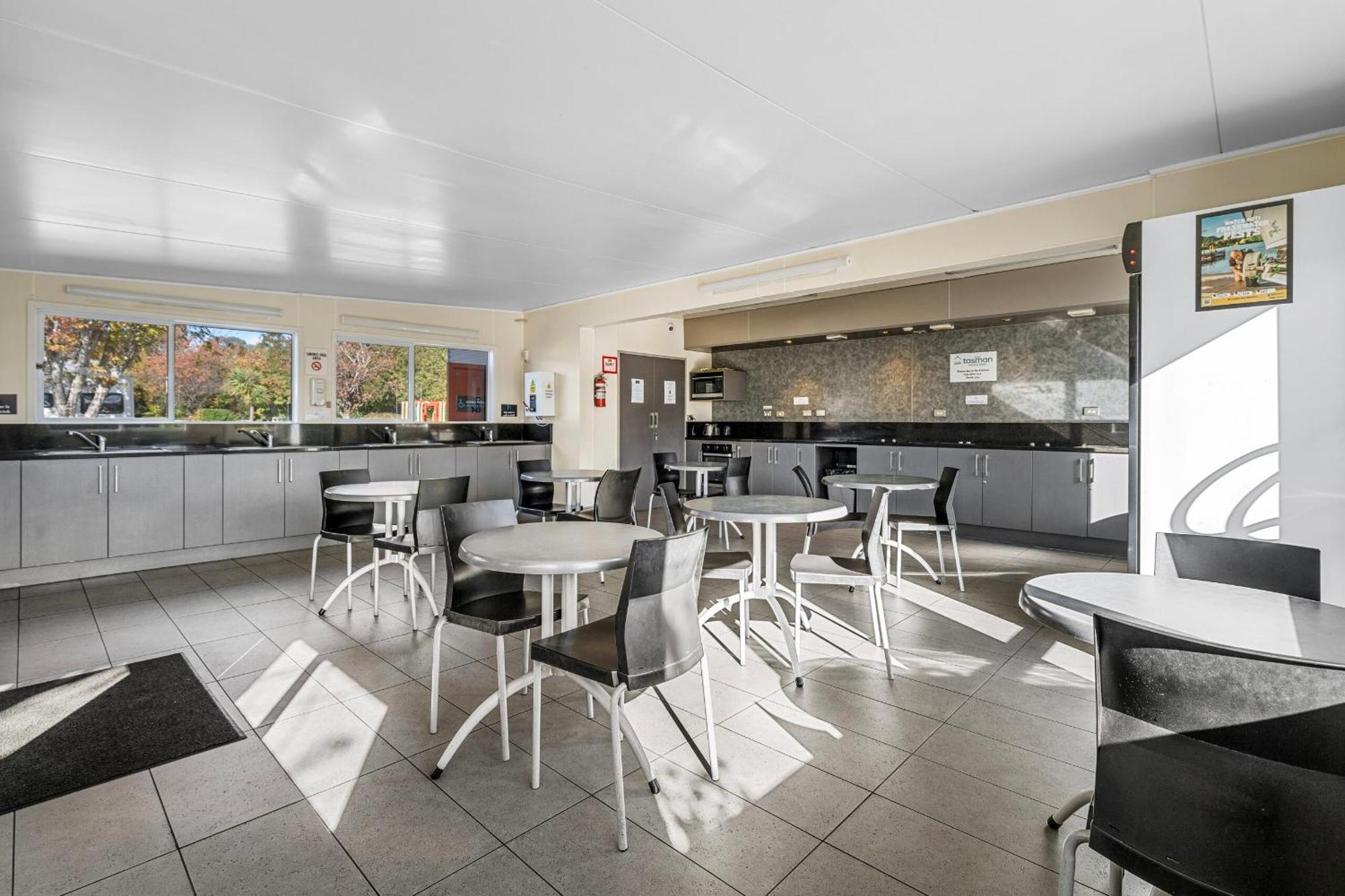 Tasman Holiday Parks - Te Anau Luaran gambar The interior of the lounge