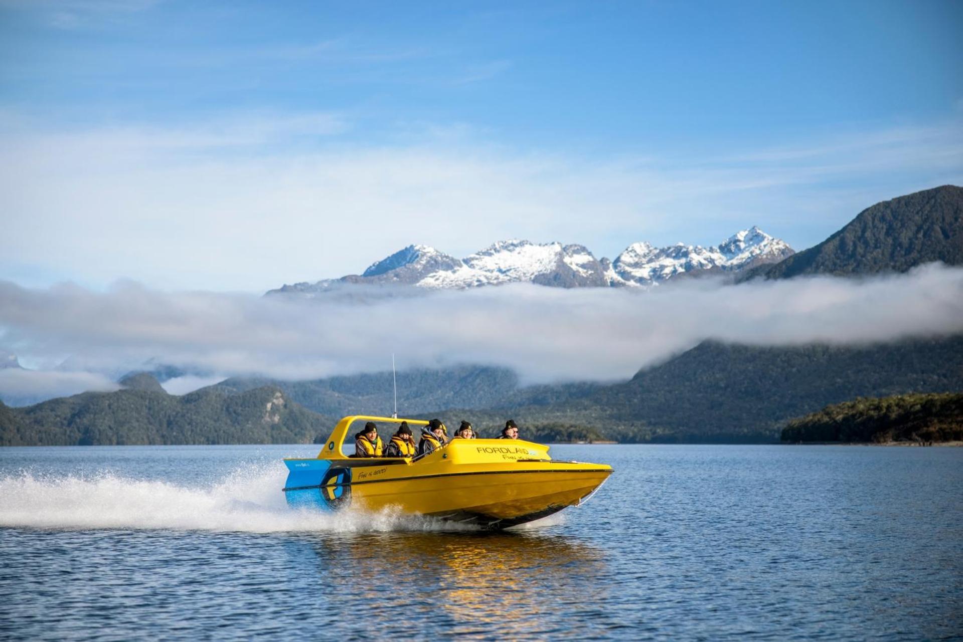 Tasman Holiday Parks - Te Anau Luaran gambar Jet boat on Lake Te Anau