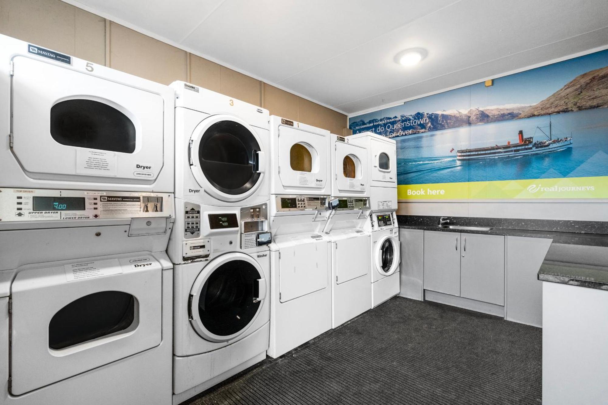 Tasman Holiday Parks - Te Anau Luaran gambar Laundry facilities at the University of Waikato's E H Whitmore House