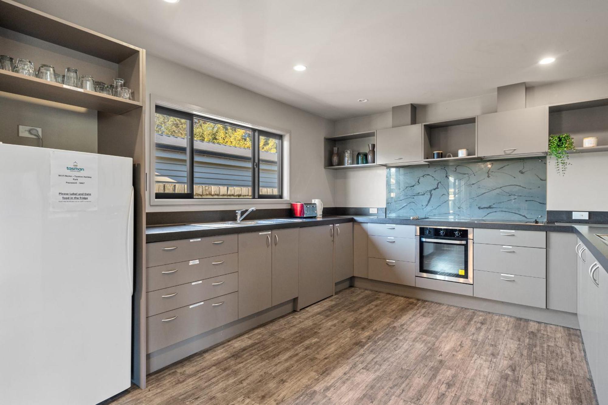 Tasman Holiday Parks - Te Anau Luaran gambar A modern kitchen
