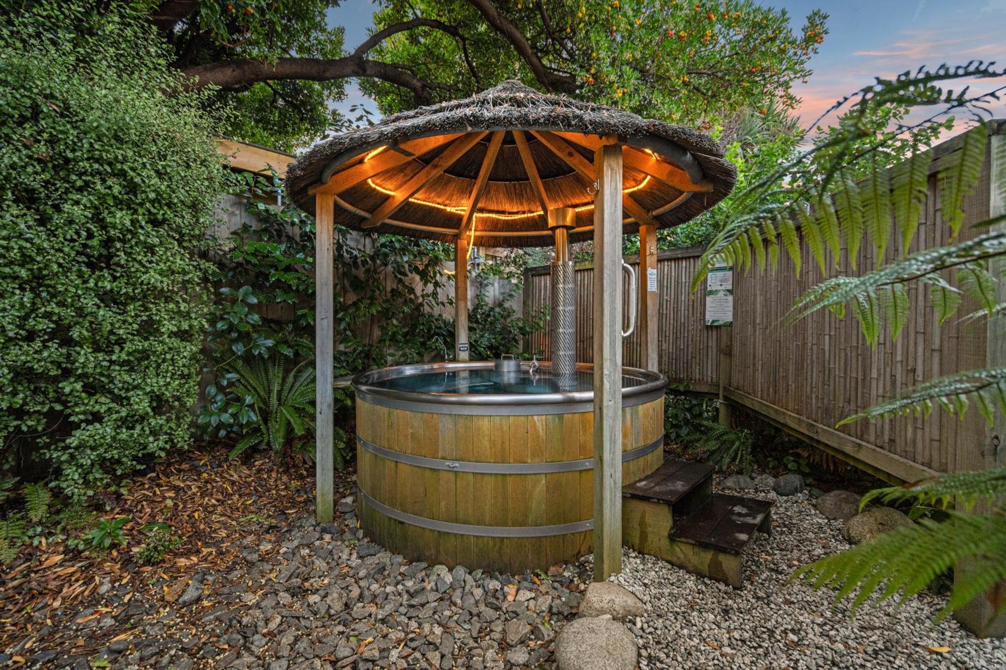 Tasman Holiday Parks - Te Anau Luaran gambar A hot tub in a backyard