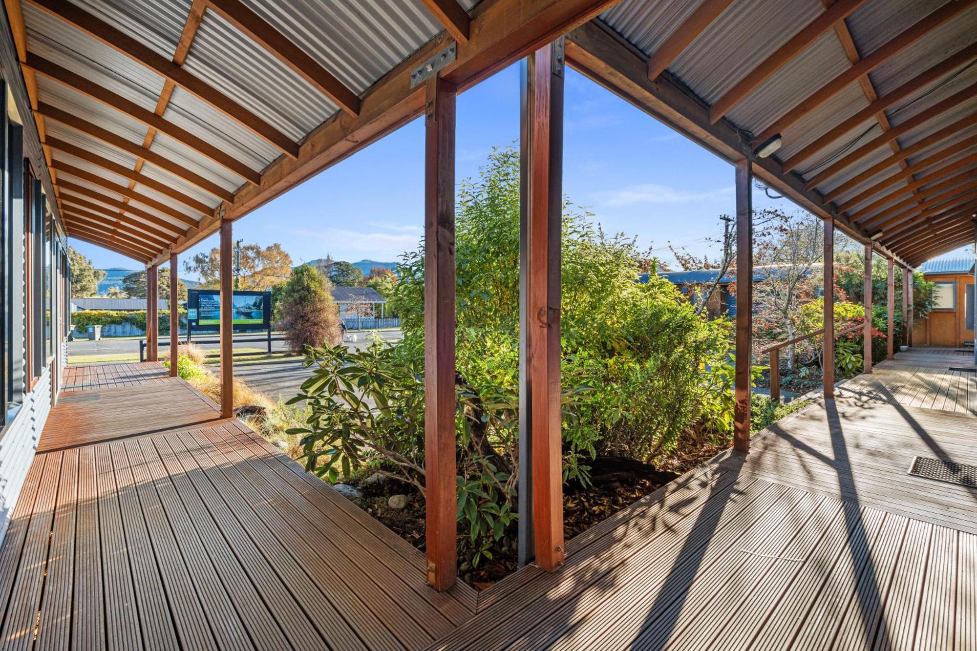 Tasman Holiday Parks - Te Anau Luaran gambar The deck at the front of the house