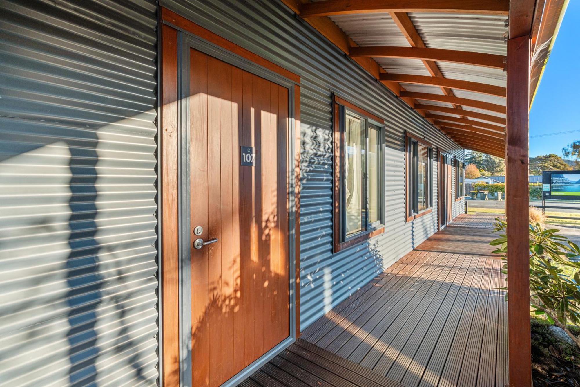 Tasman Holiday Parks - Te Anau Luaran gambar The exterior of a typical residential studio