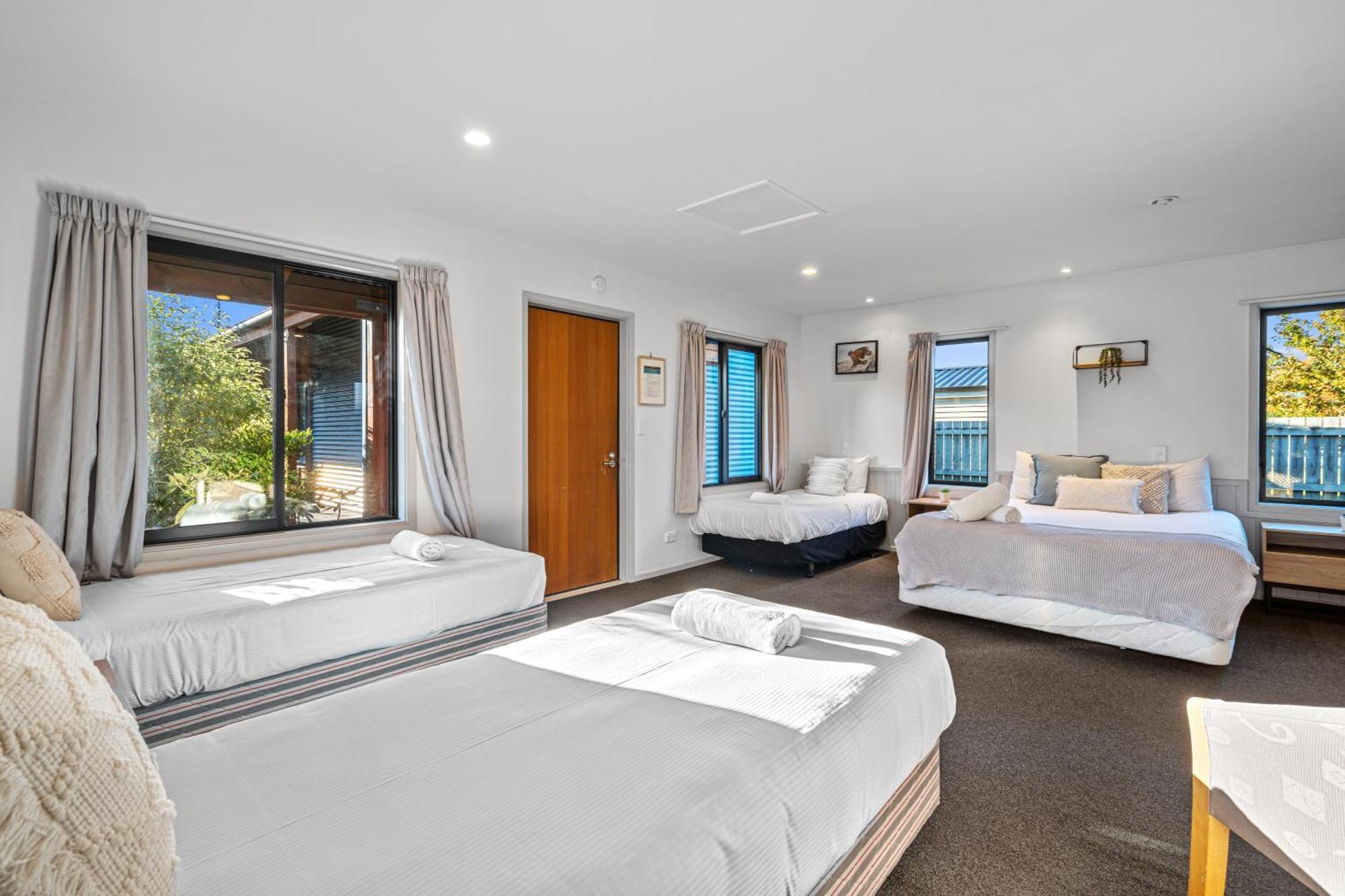 Tasman Holiday Parks - Te Anau Luaran gambar A typical motel room