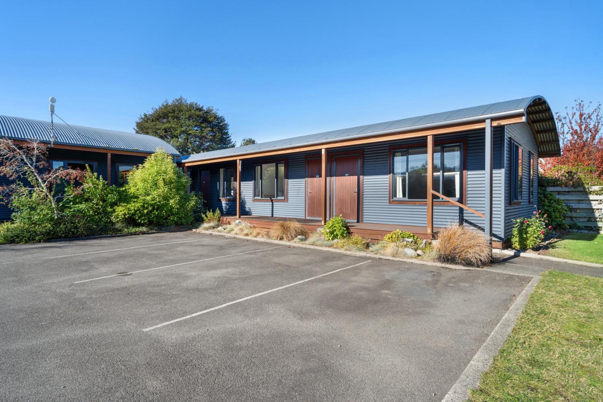 Tasman Holiday Parks - Te Anau Luaran gambar The former station building at the station's current location